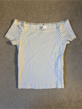 H&M White Polka Dot Off-Shoulder Short Sleeve Top